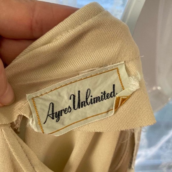 Elegant Beige and Cream Women's Top with open bell sleeves and a zipper back L - Picture 5 of 5